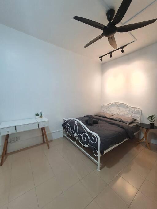 3 Storey Bangalow Near Spice Arena & Queensbay Mall *