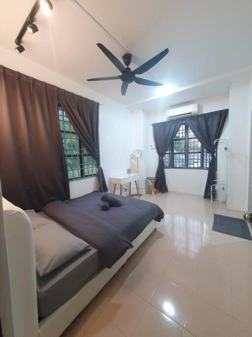 Apartment 3 Storey Bangalow Near Spice Arena & Queensbay Mall