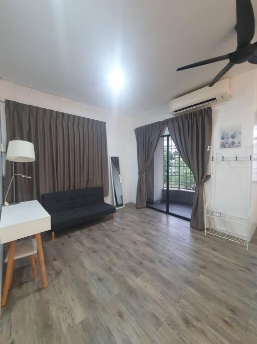 3 Storey Bangalow Near Spice Arena & Queensbay Mall *