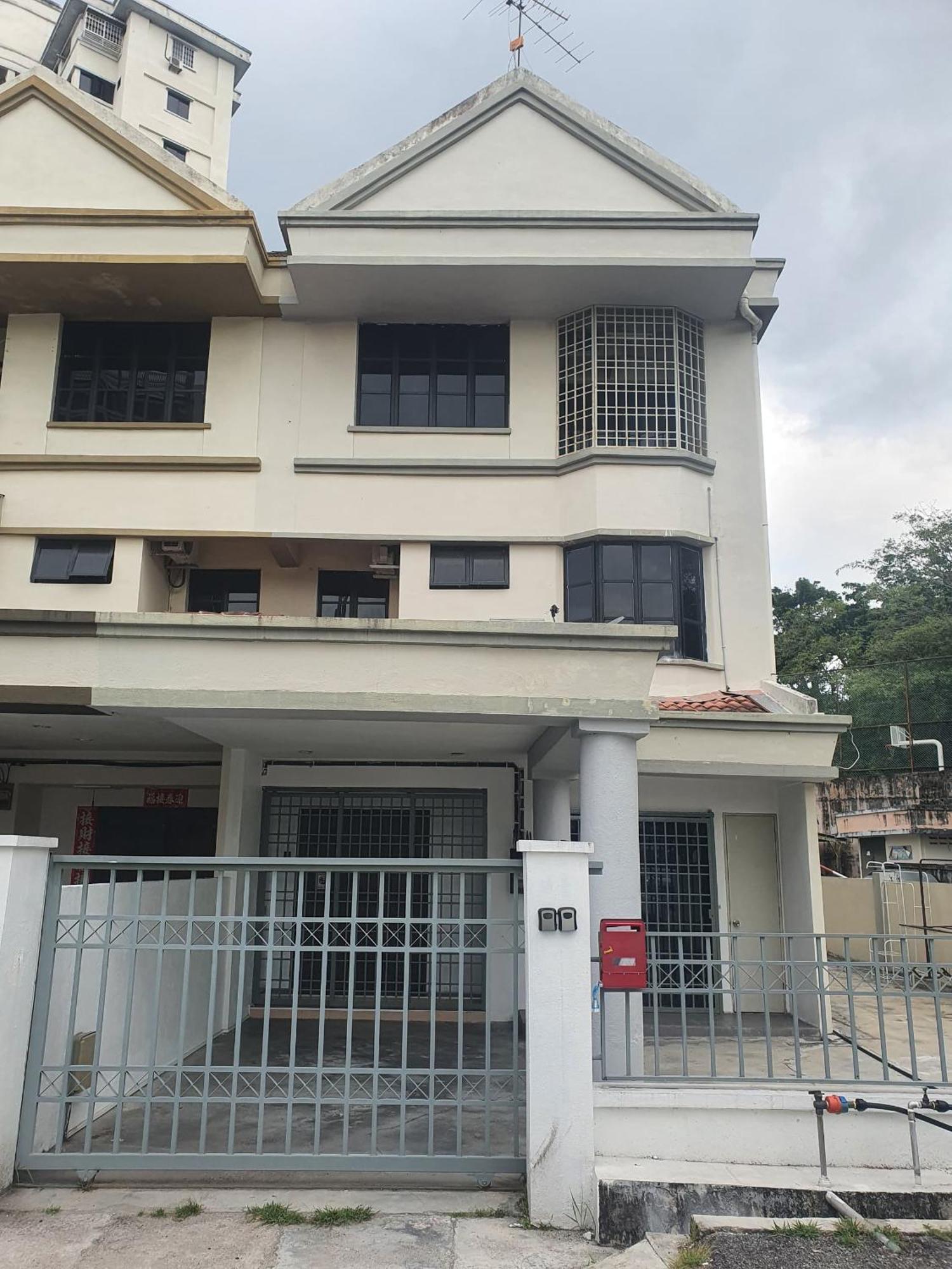 3 Storey Bangalow Near Spice Arena & Queensbay Mall *